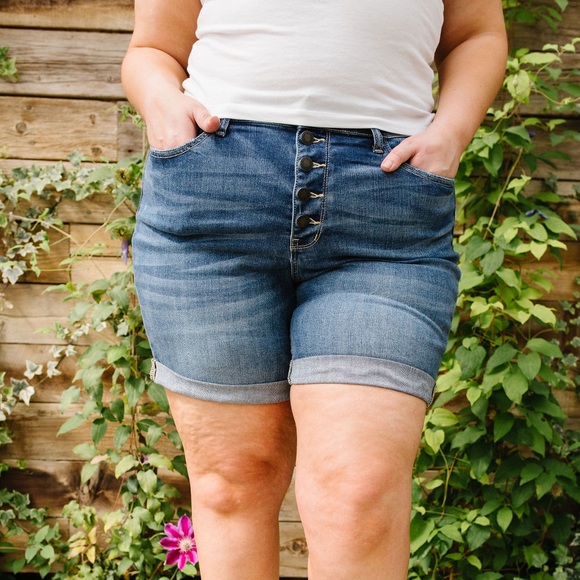 Judy Blue On the Fly Medium Wash Shorts - Picture 8 of 12